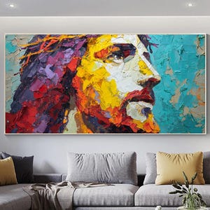 Puede incluir: Un lienzo rectangular para pared que presenta una pintura al óleo abstracta y de textura gruesa de un retrato de perfil. La obra utiliza trazos vibrantes de amarillo, rojo, morado y naranja intenso sobre un fondo turquesa brillante.