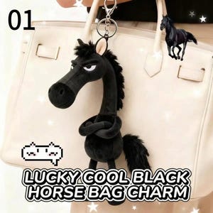 Puede incluir: Un charm de bolso de caballo de peluche negro con una expresión severa, sujeto a un llavero plateado. El charm tiene una melena y cola esponjosas, y el texto "LUCKY COOL BLACK HORSE BAG CHARM" se muestra debajo. El número "01" está en la esquina superior izquierda.