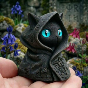 Gothic Black Cat Figurine in Cloak, Wizard Cat Resin Statue, Mysterious Green Eyes Kitten Sculpture, Witchy Altar Decor,Magic Cat Lover Gift