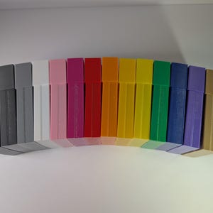 Może przedstawiać: Rustykalny drewniany szyld z napisem "Welcome to our home" w stylu ręcznym. Szyld ma postarzaną powierzchnię i prosty, zachęcający design, idealny na ganek lub do wejścia.