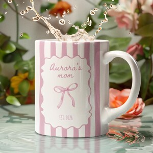 Puede incluir: Un juego de tres tazas de cerámica con un acabado mate moteado. Las tazas son en tonos crema, gris claro y gris oscuro. Cada taza tiene un diseño simple y minimalista, ideal para café o té.