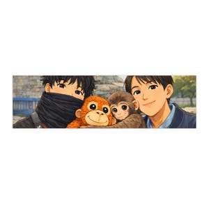 Puede incluir: Ilustración estilo anime con dos jóvenes y dos monos de peluche. Un mono es naranja, el otro marrón. Los hombres sonríen, uno lleva una bufanda negra. El fondo muestra una escena exterior borrosa.