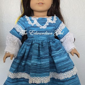 Blaues viktorianisches Kleid im Stil der 1850er Jahre aus Venedig-Spitze. Für 18 Zoll große Spielpuppen wie American Girl, Springfield, Our Generation. Hergestellt in den USA