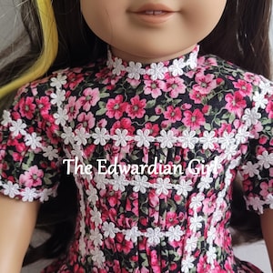Viktorianisches Puppenkleid aus den 1860er Jahren mit rosa Blume und weißer Venedig-Spitze. Für 18 Zoll große Spielpuppen wie American Girl, Springfield, Our Generation