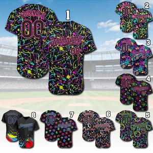 以下が含まれることがあります： クリーム色の斑点のある釉薬が施された、3つのセラミックマグのセット。各マグには、青、緑、黄色の色合いの手描きの花柄のデザインが施されています。マグはシンプルでモダンな形状をしています。