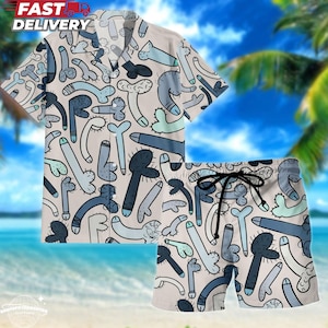 Puede incluir: Conjunto de camisa y pantalón corto beige con un patrón repetido de formas fálicas azules y negras. La camisa es de manga corta con botones. El pantalón corto tiene cintura con cordón. Las palabras "FAST DELIVERY" son visibles.