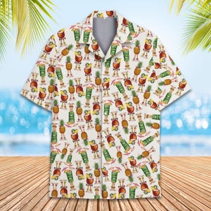 Può includere: Camicia bianca a maniche corte con un motivo ripetuto di ananas antropomorfi, tazze tiki e cocktail. La camicia ha un colletto classico, perfetta per un tema tropicale o vacanziero.