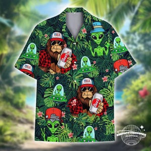 Puede incluir: Una camisa de manga corta con un estampado tropical que presenta a Bigfoot, extraterrestres y ovnis. El diseño incluye latas de cerveza, sombreros rojos y un exuberante fondo verde. La camisa tiene un corte relajado y un cuello clásico.
