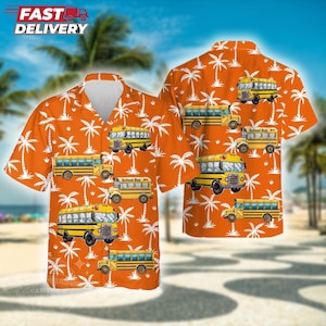 Puede incluir: Camisa naranja de manga corta con un estampado repetido de autobuses escolares amarillos y palmeras blancas. La camisa tiene cuello blanco y está hecha de tela ligera. Las palabras "FAST DELIVERY" están en la esquina superior izquierda.