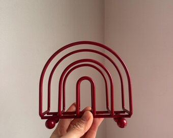Vintage rode metalen servethouder | Retro brievenrek met regenboog | Middeleeuwse keukenopberger | Minimalistische bureauopslag