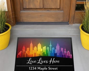 Felpudo "Aquí vive el amor" con diseño del Orgullo LGBTQ+, felpudo de bienvenida personalizado con arcoíris y dirección, decoración para el hogar LGBTQ+, regalo de inauguración de casa, felpudo personalizado.