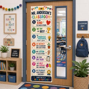 Könnte beinhalten: Ein vertikales Klassenzimmertürschild mit dem Titel IN MR. ANDERSON'S CLASSROOM und acht nummerierten Regeln. Das bunte Poster zeigt Symbole wie ein Herz, einen Pokal, eine Glühbirne, eine Pflanze, ein Ohr, ein Klemmbrett, Hände und einen Stern.