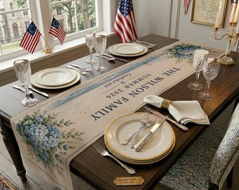 Camino de mesa personalizado, mantelería con nombre familiar personalizado, decoración de comedor con hortensias costeras, camino de mesa para aniversario de bodas de verano