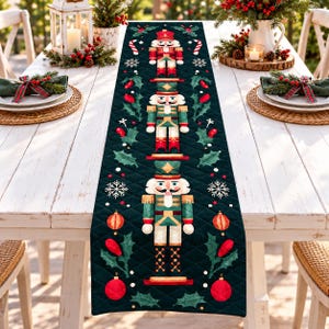 Runner da tavola natalizio trapuntato a tema Schiaccianoci, decorazione per la tavola delle feste, centrotavola invernale per la cucina.