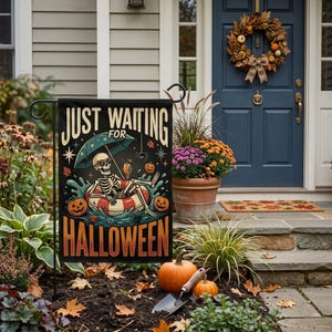 Puede incluir: Una bandera de jardín negra que muestra un esqueleto con gafas de sol, relajándose en un flotador de rayas rojas y blancas bajo una sombrilla verde, sosteniendo una bebida. El texto dice JUST WAITING FOR HALLOWEEN, rodeado de calabazas.