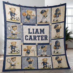 Puede incluir: Una manta acolchada con un panel central que muestra el texto LIAM CARTER en azul marino. Los cuadrados circundantes presentan osos de peluche practicando varios deportes, incluyendo fútbol, baloncesto, béisbol y tenis en tonos azules y beige.