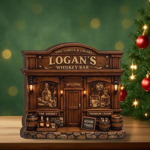 Może przedstawiać: Drewniana miniatura baru Logan's Whiskey Bar z napisem "Fine Spirits & Cigars" i "Good Times". Bar posiada drzwi, okna z ilustracjami whisky i beczki. Bar jest brązowy ze złotymi literami.