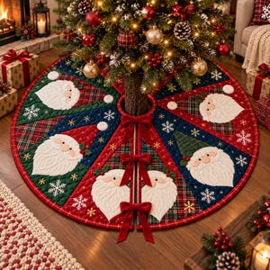 Peut inclure: Une jupe de sapin de Noël matelassée circulaire avec des panneaux alternés en tissu rouge, vert et bleu marine à motif écossais. La jupe est ornée de visages de Père Noël appliqués en blanc, de flocons de neige brodés et de nœuds en velours rouge.