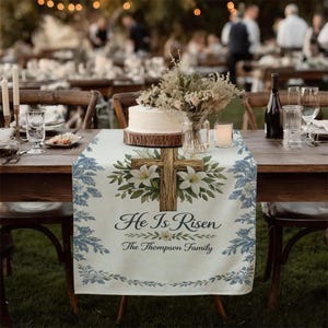 Op de afbeelding: Set van drie keramische mokken met een gespikkelde, matte afwerking. De mokken zijn in crème, lichtgrijs en donkergrijs. Elke mok heeft een eenvoudig, minimalistisch ontwerp.