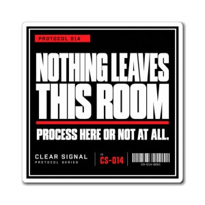 Peut inclure: Un autocollant carré noir avec du texte blanc indiquant : PROTOCOL 014, NOTHING LEAVES THIS ROOM, PROCESS HERE OR NOT AT ALL, CLEAR SIGNAL PROTOCOL SERIES, CS-014, et un code-barres étiqueté CS-014-0001. Le design comporte des lignes rouges.