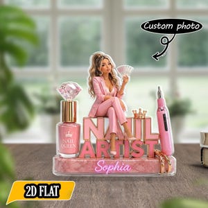 Könnte beinhalten: Eine rosa-goldene Nageldesignerin-Figur mit den Worten "NAIL ARTIST" und dem Namen "Sophia". Die Figur zeigt eine Frau in einem rosa Anzug, Nagellack, einen Diamanten und einen Nagelbohrer. Die Worte "Nail Queen" stehen auf der Nagellackflasche.