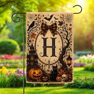 Peut inclure: Un drapeau de jardin rectangulaire avec un fond beige et un cadre ovale central contenant la lettre H. Le motif comprend un nœud à carreaux, une maison hantée, un chat noir, des citrouilles, un crâne, un corbeau, des chauves-souris et des toiles.