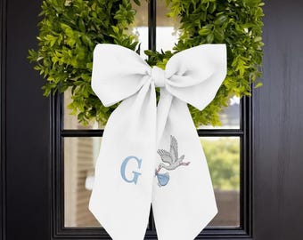 刺繍入りベビーリースサッシュ、パーソナライズされたモノグラム入りコウノトリのドアリボン、新生児誕生のお知らせリース装飾、ベビーシャワーギフト