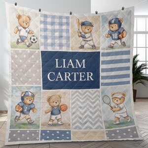 Trapunta personalizzata per neonato, coperta con orsacchiotto sportivo, nome personalizzato, biancheria da letto per cameretta, patchwork blu, regalo per baby shower, ricordo del neonato