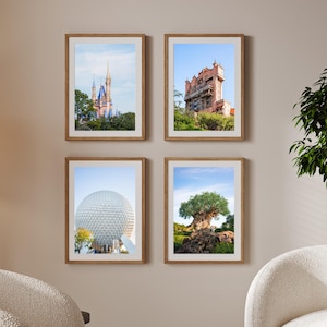 Peut inclure: Quatre impressions d'art encadrées représentant des monuments emblématiques de parcs à thème. Les impressions sont exposées sur un mur neutre au-dessus d'un salon moderne. Les impressions comprennent un château, une tour, une sphère géodésique et un grand arbre.