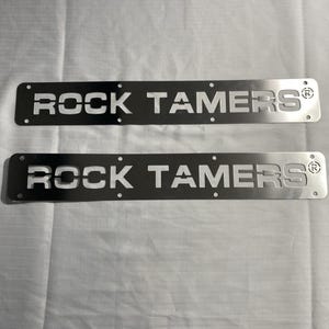 Peut inclure: Ensemble de trois mugs en céramique avec une finition mate et mouchetée. Les mugs sont dans des tons crème, gris clair et gris foncé. Chaque mug a un design simple et minimaliste, idéal pour le café ou le thé.