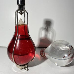 Antieke Red Comet Granade-brandblusser uit de 19e eeuw, hangend, leeg geladen