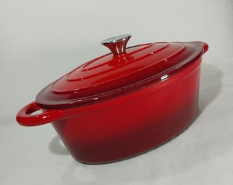 Olla ovalada de hierro fundido esmaltado de 5,5 cuartos con tapa, color rojo y negro.
