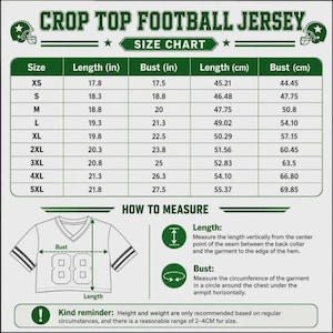 Puede incluir: Una tabla de tallas para una camiseta de f&uacute;tbol tipo crop top con texto y bordes verdes sobre fondo blanco. Incluye una tabla con tallas de XS a 5XL con medidas de largo y busto en pulgadas y cent&iacute;metros, adem&aacute;s de un diagrama de medici&oacute;n.