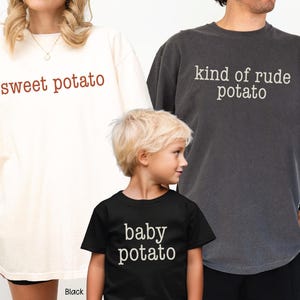 以下が含まれることがあります： 「sweet potato」、「kind of rude potato」、「baby potato」の文字がプリントされたお揃いのTシャツ3枚。 「sweet potato」のシャツはクリーム色、「kind of rude potato」のシャツは濃いグレー、「baby potato」のシャツは黒です。