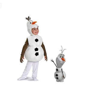Könnte beinhalten: Ein Kind in einem weißen Olaf-Schneemann-Kostüm mit passendem Kopfschmuck, braunen Ärmeln und weißer Hose. Eine kleinere Olaf-Figur steht daneben. Das Kostüm hat schwarze Knopfakzente und eine Karottennase.