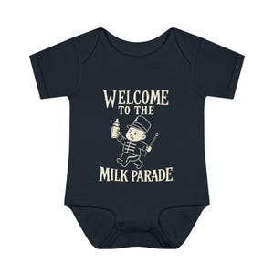 MCR inspirierte Baby-Body mit der Schriftzug „Welcome to the Milk Parade“.