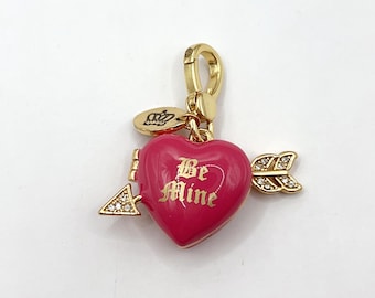 B08-Medallón de corazón rosa con dije de flecha de Juicy Couture