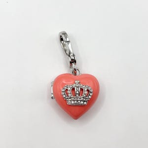 JC620-Dije de medallón de corazón rosa de Juicy Couture