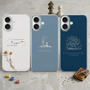 Può includere: Tre custodie per telefono con diversi design. Una è bianca con dettagli floreali e testo. La seconda è azzurra con una grafica di pezzi degli scacchi e testo. La terza è blu scuro con una grafica di libro aperto e testo. Sono presenti anche un piccolo libro e pezzi degli scacchi.