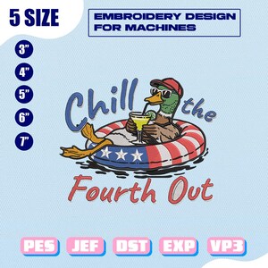 Puede incluir: Diseño de bordado con un pato con gafas de sol y gorra roja, relajándose en un flotador patriótico con un cóctel. El texto dice "Chill the Fourth Out". Tamaños de 7.6 cm a 17.8 cm.