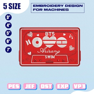 Peut inclure: Motif de broderie de cassette rouge avec le texte "BTS" et "Arirang SWIM". Le motif comprend des cœurs et des notes de musique. Disponible en 5 tailles : 7,6 cm, 10,2 cm, 12,7 cm, 15,2 cm et 17,8 cm pour machines à broder.