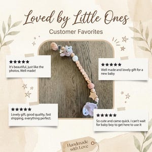 Op de afbeelding: Een handgemaakte speenclip voor baby's met een houten kralenketting, een gehaakte beer en een stervormige houten bedel. De tekst "Loved by Little Ones" en klantbeoordelingen zijn ook zichtbaar.