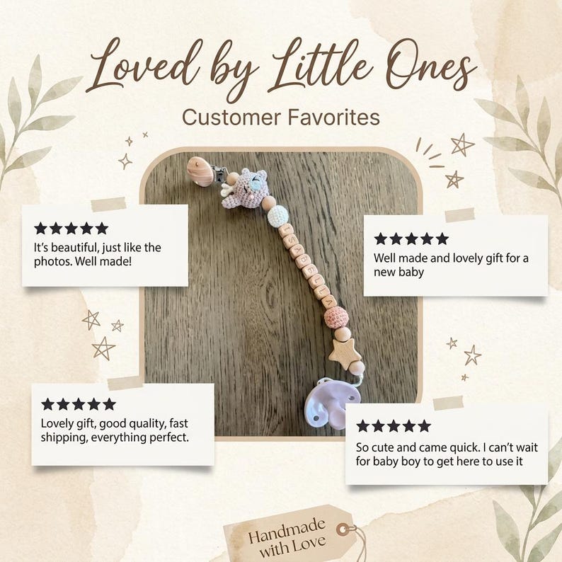 Op de afbeelding: Een handgemaakte speenclip voor baby's met een houten kralenketting, een gehaakte beer en een stervormige houten bedel. De tekst "Loved by Little Ones" en klantbeoordelingen zijn ook zichtbaar.