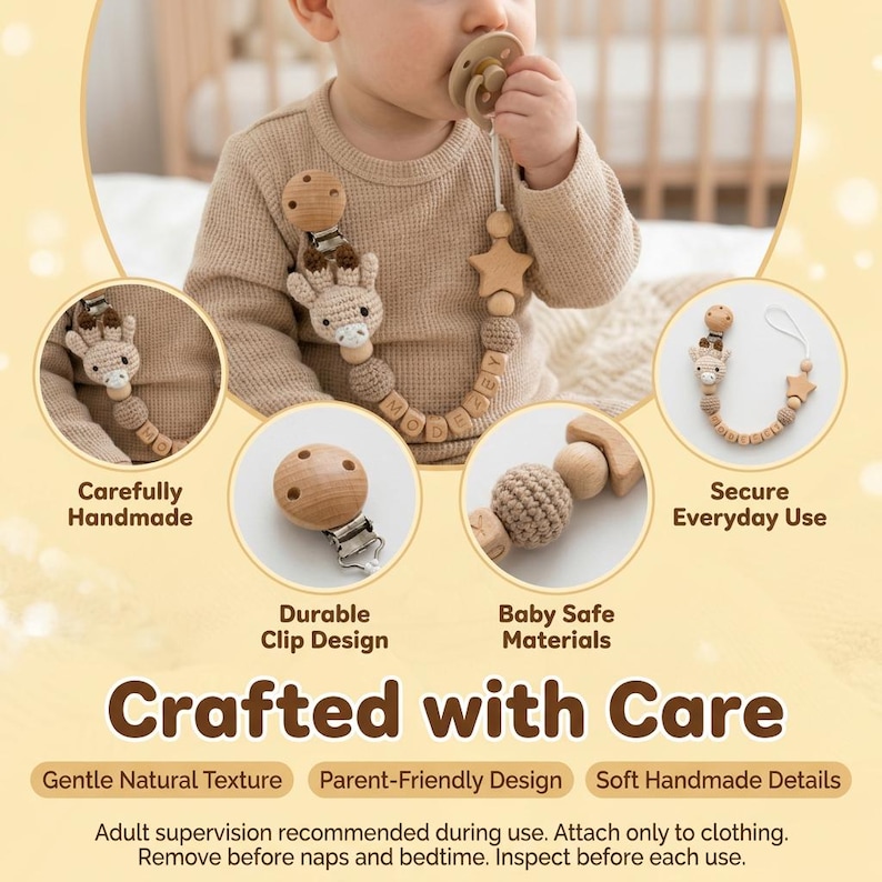 Op de afbeelding: Een babyspeen met een houten clip en een gehaakt giraffendesign. De speen is bevestigd aan een houten kralenketting met letters. De tekst "Crafted with Care" is inbegrepen.