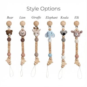 Op de afbeelding: Houten fopspeenclips met gehaakte dierenkoppen, waaronder een beer, leeuw, giraf, olifant, koala en eland. Elke clip heeft een houten ster en gepersonaliseerde naamkralen. De tekst "Style Options" staat bovenaan.