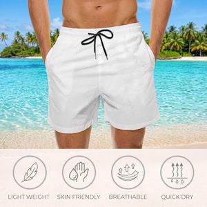 K&ouml;nnte beinhalten: Einfarbige wei&szlig;e Badehose mit elastischem Bund und schwarzem Kordelzug. Unter der Hose befinden sich vier kreisf&ouml;rmige Symbole mit dem Text: LIGHT WEIGHT, SKIN FRIENDLY, BREATHABLE und QUICK DRY, jeweils mit einer passenden Grafik.