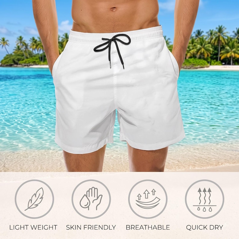 K&ouml;nnte beinhalten: Einfarbige wei&szlig;e Badehose mit elastischem Bund und schwarzem Kordelzug. Unter der Hose befinden sich vier kreisf&ouml;rmige Symbole mit dem Text: LIGHT WEIGHT, SKIN FRIENDLY, BREATHABLE und QUICK DRY, jeweils mit einer passenden Grafik.