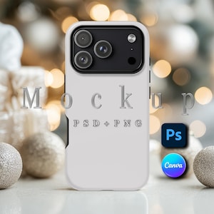 Puede incluir: Maqueta de funda de teléfono blanca con un módulo de cámara negro. La funda tiene la palabra "Mockup" en letras plateadas, con "PSD + PNG" debajo. También se ve un icono azul de Photoshop y un icono de Canva.