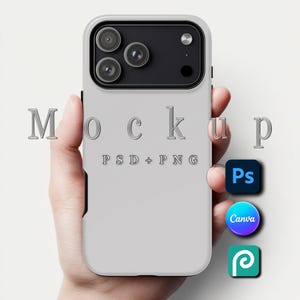 Op de afbeelding: Een lichtgrijze telefoonhoes met een zwart cameramodule wordt in een hand gehouden. Op de hoes staat het woord "Mockup" en "PSD + PNG". Pictogrammen voor Photoshop, Canva en Procreate zijn zichtbaar.