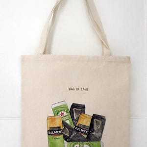 Borsa tote con illustrazione disegnata a mano di una confezione di lattine, in cotone naturale.
